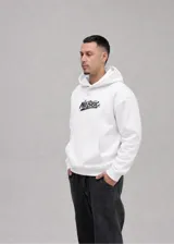 Hoodie oversize color blanco con capucha y bolsillo canguro frontal, con el logotipo de la marca "No Basic" estampado en el pecho en color negro.