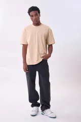 Remera color beige de corte recto y mangas cortas.