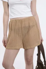 Short de punto color tostado, con cintura elástica y diseño calado.