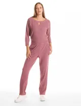 Conjunto de dos piezas compuesto por una remera de manga tres cuartos con cuello redondo y detalle de abertura frontal, y un pantalón tipo jogger con cintura elástica y bolsillos laterales. Confeccionado en tejido soft de textura suave.