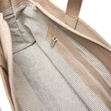 Bandolera XL Extra Large Selena de cuero color taupe, con diseño estructurado, doble asa superior y correa ajustable y desmontable. Cuenta con un bolsillo frontal con cierre y detalle de placa metálica con el logo de la marca.