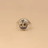 Anillo de plata 925 con apliques de oro 18k, con diseño de dos figuras tomadas de la mano.
