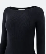 Vestido midi de punto acanalado, con diseño ajustado al cuerpo, cuello barco y mangas largas. Confeccionado en tejido de punto texturizado.