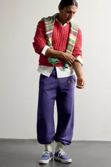 Sweater regular fit de punto tejido en hilatura de algodón, con cuello en V y manga larga. Presenta diseño de trenzas, acabados en rib y parche de la marca en el bajo.