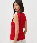 Musculosa de ribana de algodón con elastano, diseño ajustado al cuerpo, cuello redondo alto y sin mangas.