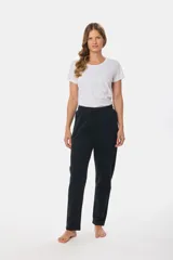 Pantalón deportivo negro de felpa con cintura ajustable con cordón.
