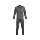 Conjunto deportivo Under Armour para hombre, compuesto por una campera con cierre frontal y cuello alto, y un pantalón de corte ajustado. Ambas piezas presentan el logo de la marca en color negro y franjas laterales oscuras.