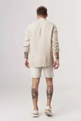 Bermuda color beige de lino, corte recto y largo a la rodilla.