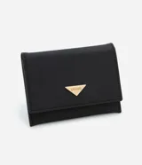 Billetera tarjetera de cuero sintético negro con textura saffiano, solapa frontal con cierre de botón a presión y aplique metálico triangular dorado con la inscripción "Satinato".