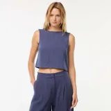 Top azul sin mangas con cuello redondo.