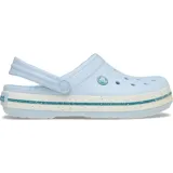 Zuecos Crocs modelo Crocband Clog Speckled Band, color celeste con entresuela blanca decorada con salpicaduras de colores y una franja verde. Confeccionados en material Croslite, cuentan con perforaciones de ventilación y correa trasera rebatible.