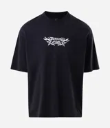 Remera boxy de algodón negro con cuello redondo, mangas cortas y estampa frontal blanca con diseño "Burning Eclipse".