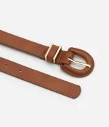 Kit de dos cinturones medianos estilo casual marca Satinato, uno en color tostado y otro en negro, ambos con hebilla forrada y trabillas con detalles metálicos.