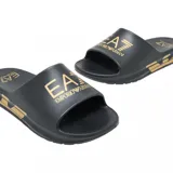 Ojotas de diseño ergonómico color negro, con banda ancha superior que presenta el logo de la marca EA7 Emporio Armani estampado en color blanco. Poseen plantilla moldeada con el logo de la marca.