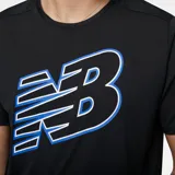 Remera negra de mangas cortas con logo de New Balance estampado en el pecho, confeccionada en tejido de poliéster y algodón con tecnología NB DRY de secado rápido.