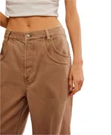 Pantalón marrón de corte ancho y tiro alto, con bolsillos delanteros y traseros.