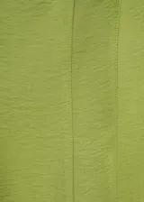 Vestido midi de corte evasé en color verde oliva, con escote cuadrado, tirantes anchos y costuras decorativas verticales que estilizan la silueta. Cuenta con cierre de cremallera en la parte posterior y forro interior.
