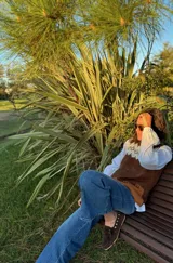 Chaleco tejido en mohair con diseño de guarda geométrica en la parte superior. Presenta una combinación de colores gris, blanco y beige, con cuello redondo y corte recto.