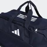 Bolso deportivo tipo duffel bag de la colección Tiro League, color azul marino, confeccionado en tejido técnico resistente al desgaste. Cuenta con asas de mano, correa ajustable y acolchada para el hombro, base revestida, bolsillo lateral con cremallera y un compartimento transpirable separado para calzado.