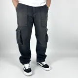 Pantalón cargo negro de corte recto, con bolsillos laterales con fuelle y cierre de solapa.