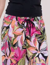 Pantalón estampado de caída fluida y calce relajado, con cintura alta elastizada, cordón ajustable con punteras metálicas y pierna de corte ancho.