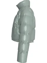 Campera puffer de corte cropped y relajado, marca Calvin Klein. Confeccionada en nailon impermeable con relleno de plumas y plumón. Presenta cuello alto, cierre frontal de cremallera, bolsillos laterales con cierre, puños elásticos y bajo ajustable con cordón. Incluye el monograma de la marca estampado en el pecho.