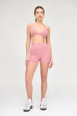 Minishort deportivo color rosa, de tiro alto y compresión media.