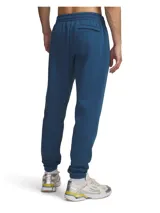 Pantalón de jogging Under Armour, confeccionado en tejido polar de mezcla de algodón con interior cepillado. Presenta cintura elástica con cordón exterior, bolsillos laterales abiertos, un bolsillo trasero con cierre a presión y puños elásticos en los tobillos. Incluye logotipo bordado en la pierna.