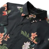 Camisa de manga corta de algodón orgánico y tencel, color negro con estampado floreado tropical, cuello camisero, cierre frontal de botones y un bolsillo ojal en el pecho.