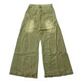 Pantalón de jean estilo wide leg con efecto de lavado desgastado en color gris verdoso. Presenta un corte holgado, tiro bajo y costuras laterales reforzadas.