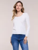 Buzo tejido fino y suave de la marca Elie Tahari, color blanco, de silueta semi entallada, escote redondo pronunciado y manga larga.