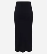 Falda midi negra de rib, con abertura lateral.