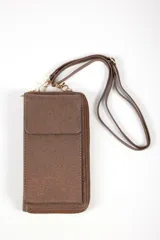 Bandolera marrón con correa larga regulable y cierre de cremallera.