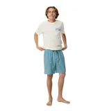 Short de baño Rip Curl modelo Skelly Breach, color celeste con sutil estampado tropical de palmeras y atardeceres. Cuenta con cintura elastizada y cordón de ajuste negro.
