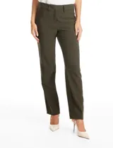 Pantalon de vestir de corte recto, con tiro medio-alto, bolsillos laterales integrados y bolsillos traseros de ojal con botón. Cuenta con cintura con presillas para cinturón y cierre frontal.