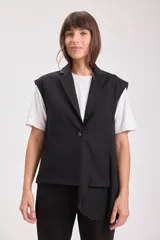 Chaleco negro con solapas, sin mangas y corte recto.