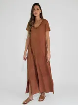 Vestido largo de algodón, color marrón, con escote en V, mangas cortas y tajos laterales en el ruedo.