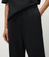 Pantalón wide leg de corte recto y holgado, color gris oscuro, con cintura elástica y costura central vertical en el frente. Confeccionado en una mezcla de poliéster y algodón.