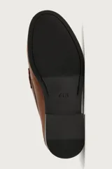 Mocasín de vestir de cuero color marrón, con diseño tipo antifaz en el empeine, costuras visibles en la puntera y suela a contraste.