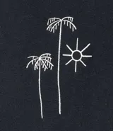 Remera relaxed de algodón y poliéster color negro, con cuello redondo, manga corta y estampa bordada de cocoteros y sol.