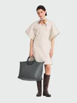 Bolso de viaje grande Longchamp modelo Le Pliage One, color gris oscuro, con cierre de solapa y botón a presión característico, doble asa corta y diseño minimalista.