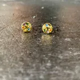 Par de aros pequeños de plata 925 con acabado en oro de 18k, con forma circular y circonitas de colores.
