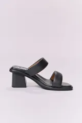 Sandalias de cuero color marrón con doble tira ancha sobre el empeine y taco cuadrado bajo.