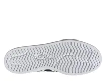 Championes Adidas modelo Streettalk, de diseño urbano con exterior sintético blanco y las icónicas tres tiras laterales en color negro. Presenta detalle en negro en el talón, suela de caucho tipo cupsole y cierre mediante cordones.