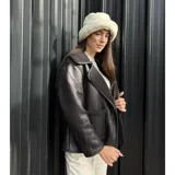 Campera tipo gamulán de color negro, con solapas amplias, forro interno de corderito y dos bolsillos frontales. Diseño de corte clásico con cierre frontal.