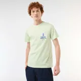 Remera verde claro de manga corta y cuello redondo, con estampa tipográfica en el pecho.
