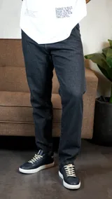 Pantalón de jean color gris oscuro, de corte recto y diseño clásico.