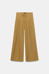 Pantalón ancho color tostado de tiro alto con lino, pinzas delanteras y cordón ajustable en la cintura.
