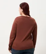 Cardigan de punto color bordó, con cuello redondo, cierre frontal con botones y puños acanalados.