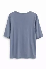 Remera de cuello en V con mangas cortas, confeccionada en tejido de punto liso.